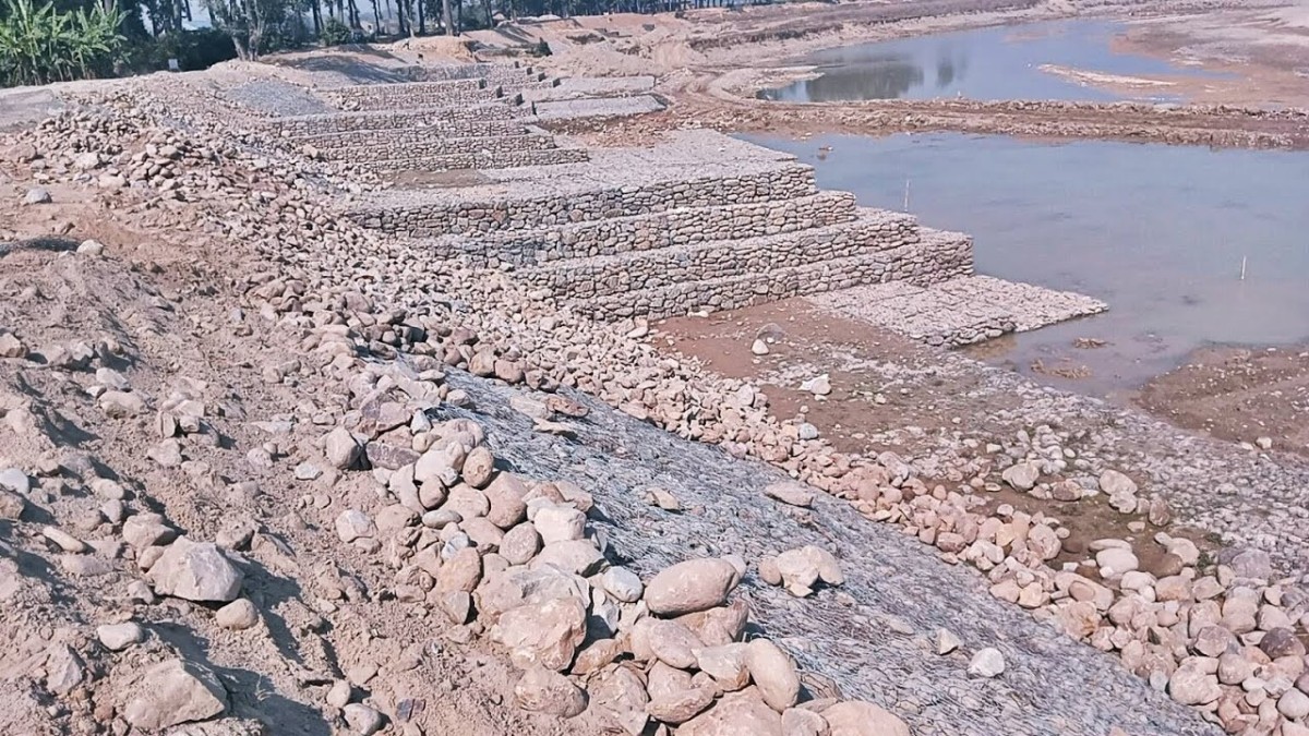 कान्द्रा नदीमा तटबन्ध निर्माण