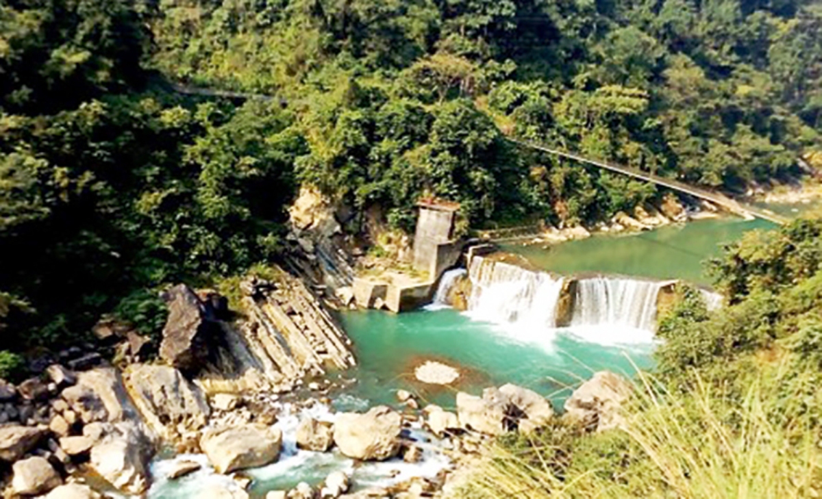 तिनाउ ड्यामसाइडमा पौडी खेल्ने क्रममा डुबेर एक जना बेपत्ता