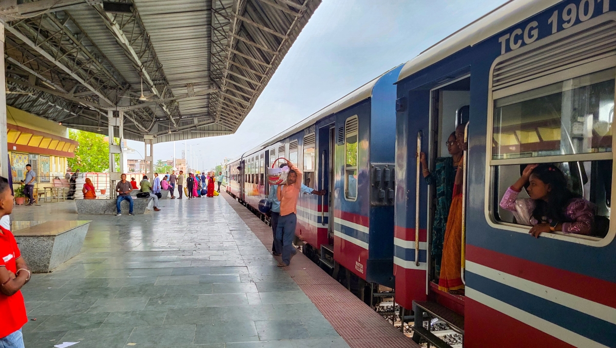 रेल चढेर सरर..(फोटो फिचर)
