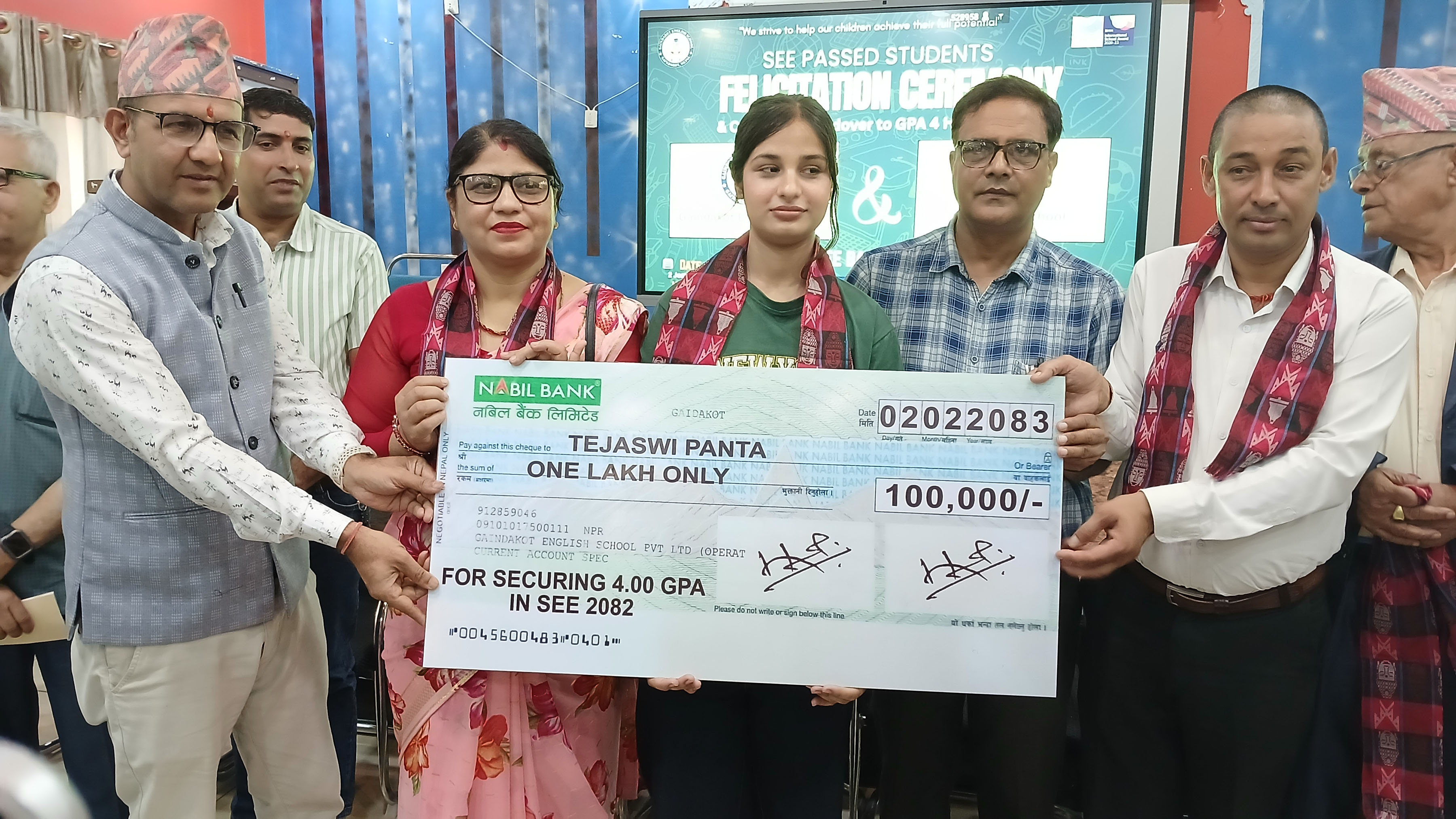 एसइईमा चार ‘जिपिए’ ल्याएकी छात्रालाई विद्यालयले दियाे एक लाख पुरस्कार