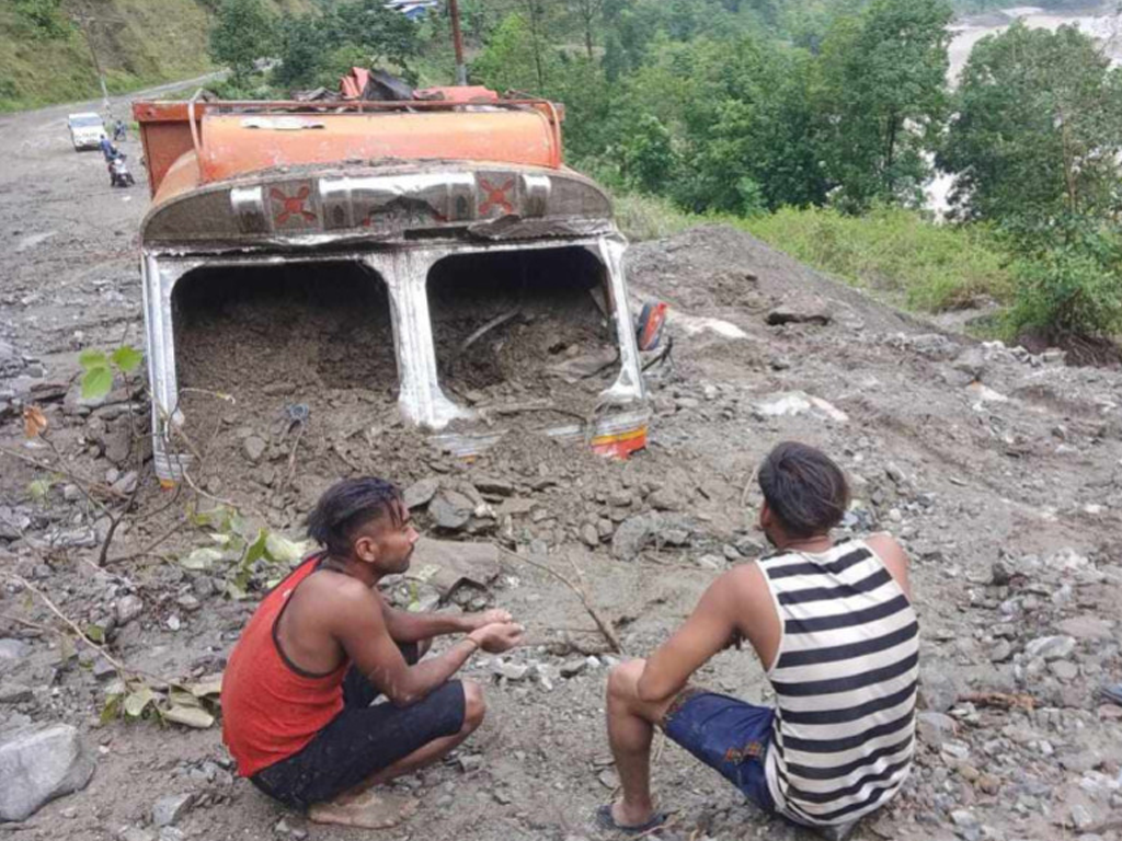 पहिरोले  टेलर पुरियो,  मध्यपहाडी लोकमार्ग अवरुद्ध,