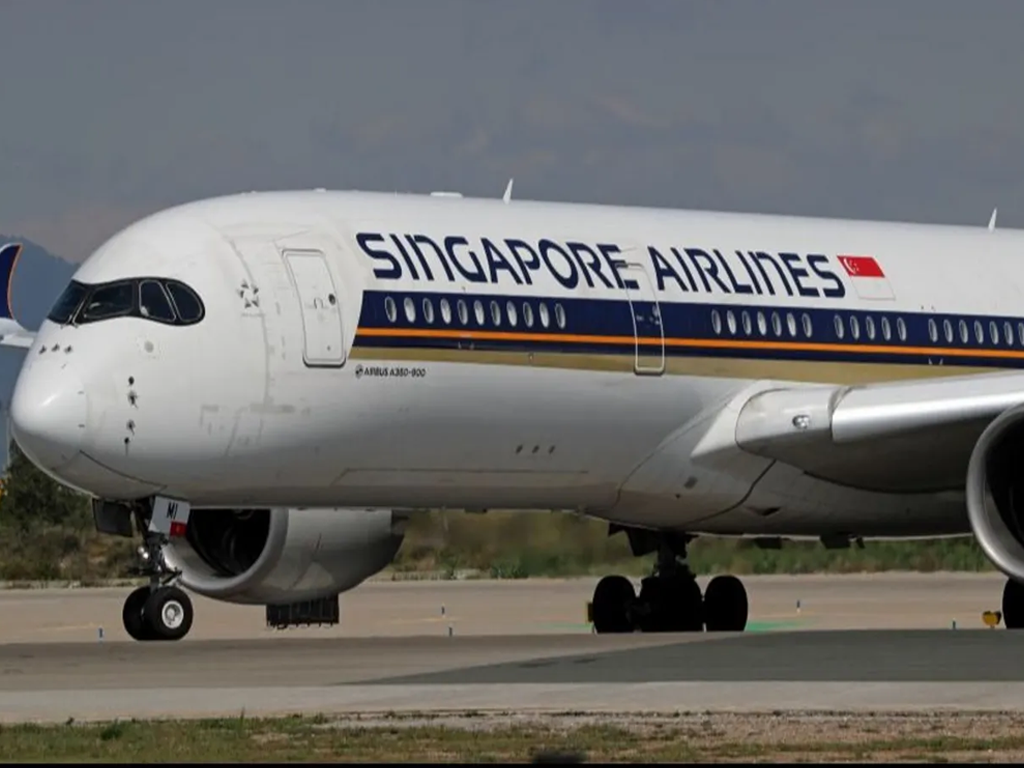सिङ्गापुर एयरलाइन्सको विमान हवाई तुफानमा पर्दा दुर्घटना,  एकजनाको मृत्यु, ३० घाइते
