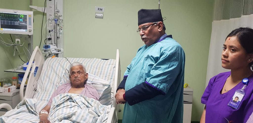 भरतमोहनलाई भेट्न प्रचण्ड अस्पतालमा