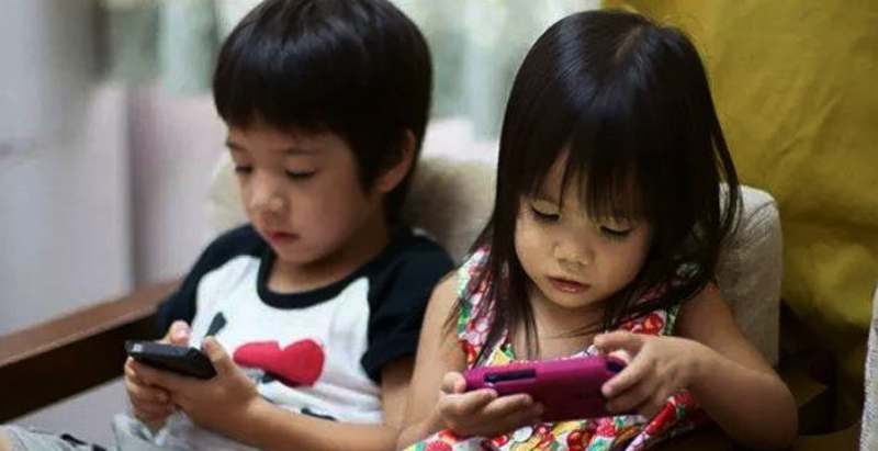 मोबाइलको लतले बालबालिकाको ज्यानै जोखिममा