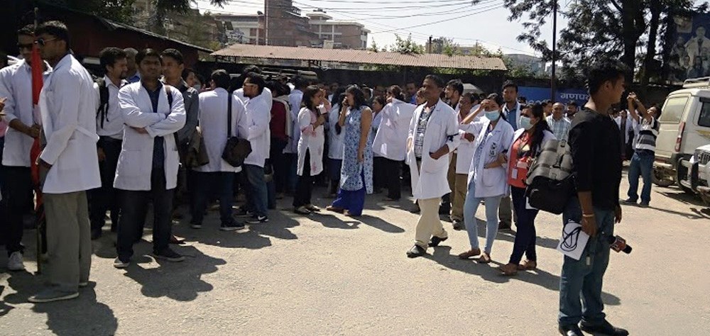 सरकारी चिकित्सकप्रति कठोर बन्दै सरकार : १४ सय चिकित्सक सडकमा