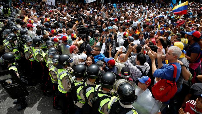 भेनेजुएला सङ्कटः राष्ट्रपति मदुरो विरुद्ध प्रदर्शन, सेनासँग संवाद