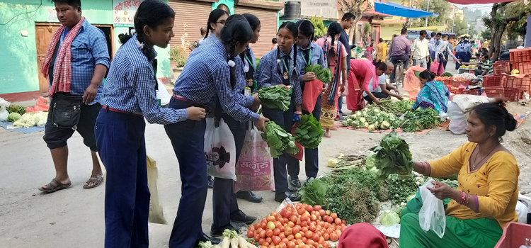 विद्यार्थीहरुलाई किनमेल सीप सिकाउँदै दीप