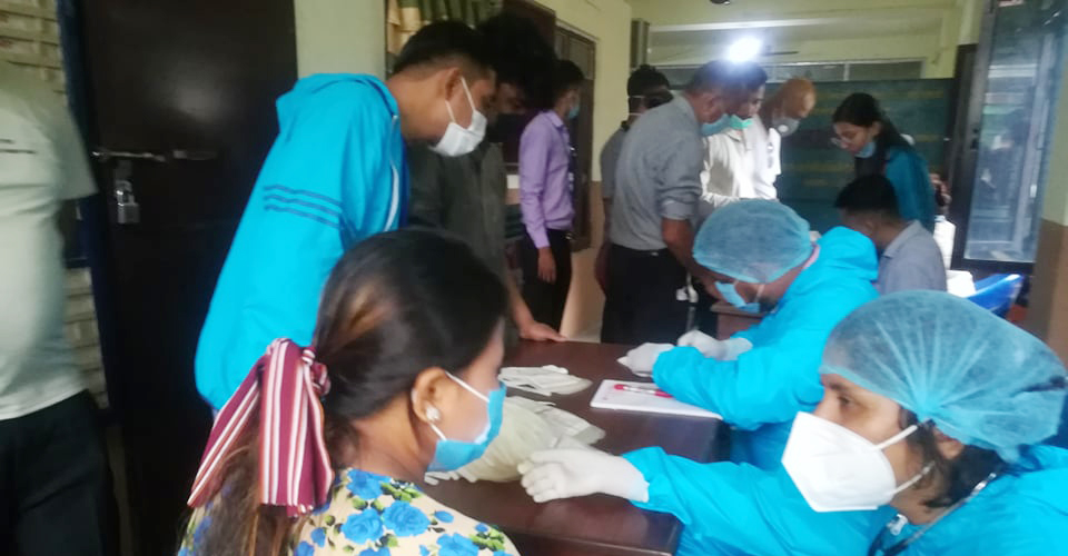 बुटवल अटो ईन्जिनियरिङ एशोसियसन मैनावगरद्वारा स्थापना दिवसमा रक्तदान