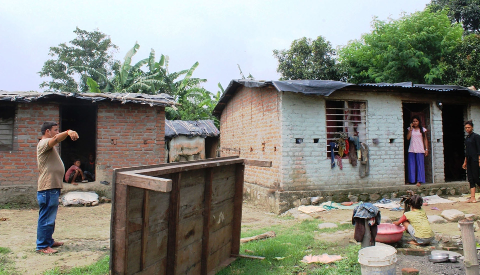भारतीय अबरोधले छानो राख्न नसकिएका मुक्त हलियाका घर