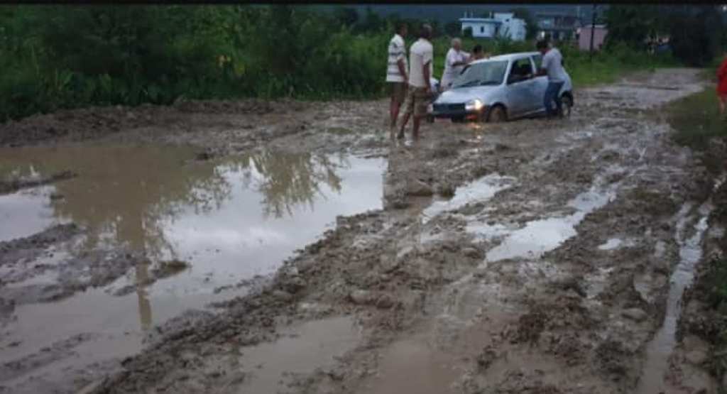 देशकै चर्चित बोलबमधाम जाने सडकमा खाल्डै-खाल्डा