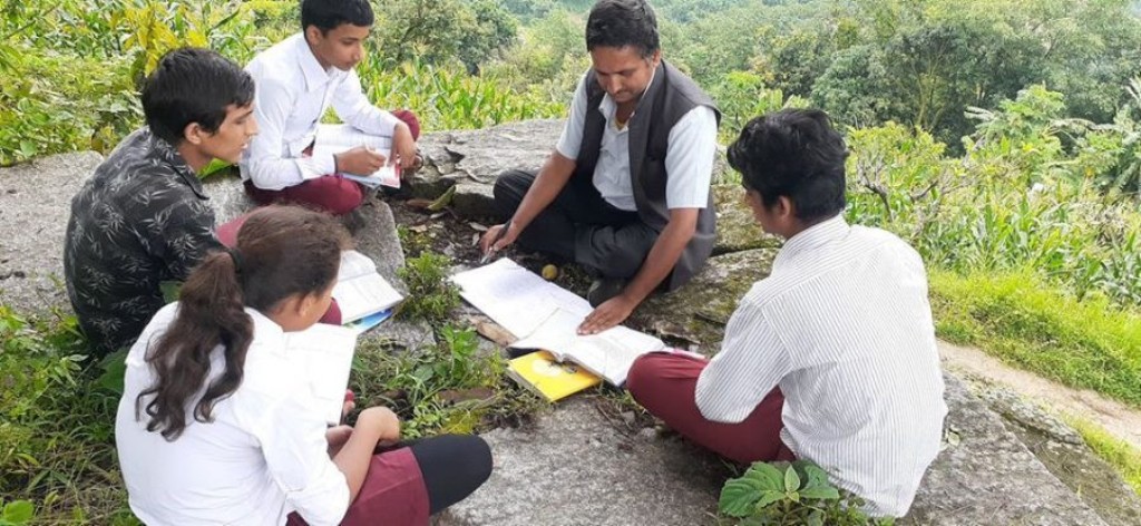 टोलमै पुगेर विद्यार्थी पढाउँदै सामुदायिक विद्यालय