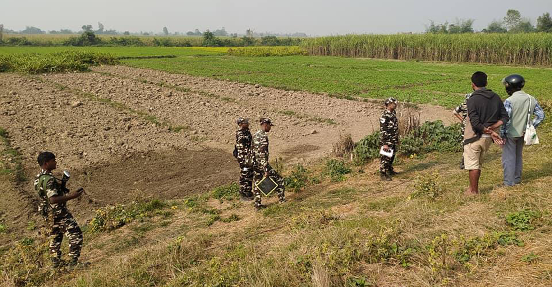 एकलौटी रुपमा सीमा निरीक्षण गरिरहेका भारतीय सुरक्षाकर्मीलाई नेपालीले लखेटे