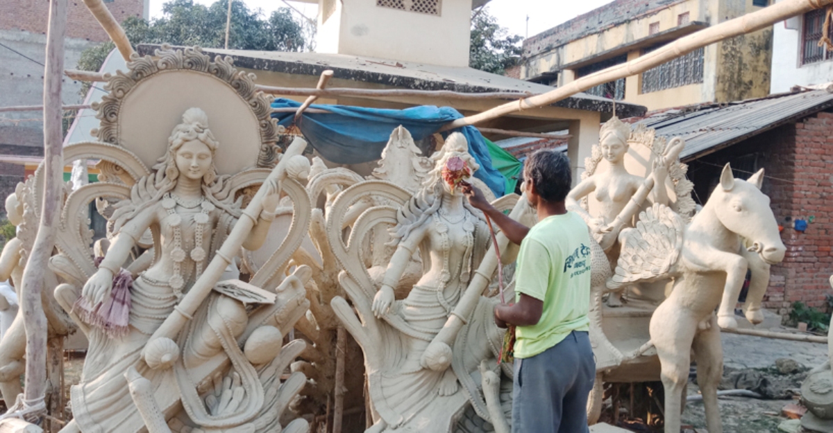 नजिकिँदै सरस्वती पूजा, माटोको अभावमा मूर्ति बनाउने काम प्रभावित