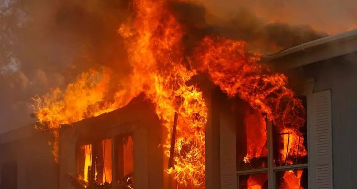 तीन घर जलेर नष्ट