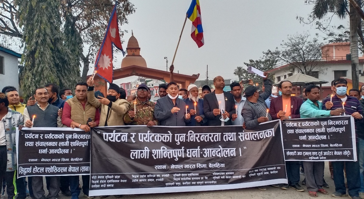 पर्यटन ब्यवसायीद्वारा नेपाल भारत सीमा आधा घण्टा ठप्प
