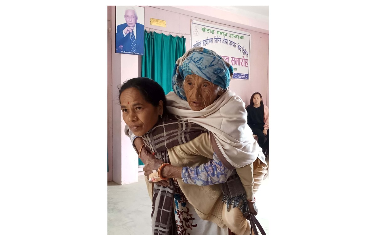 वृद्धा आमालाई बोकेर उपचारमा लैजाँदै महिला