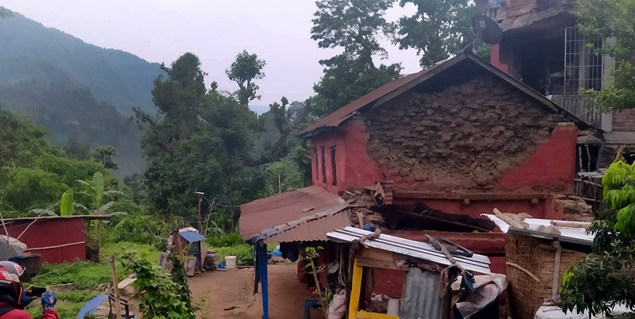 लम्जुङ भूकम्प अपडेट :घर भत्किँदा चार घाइते, एक दर्जन घरमा क्षति