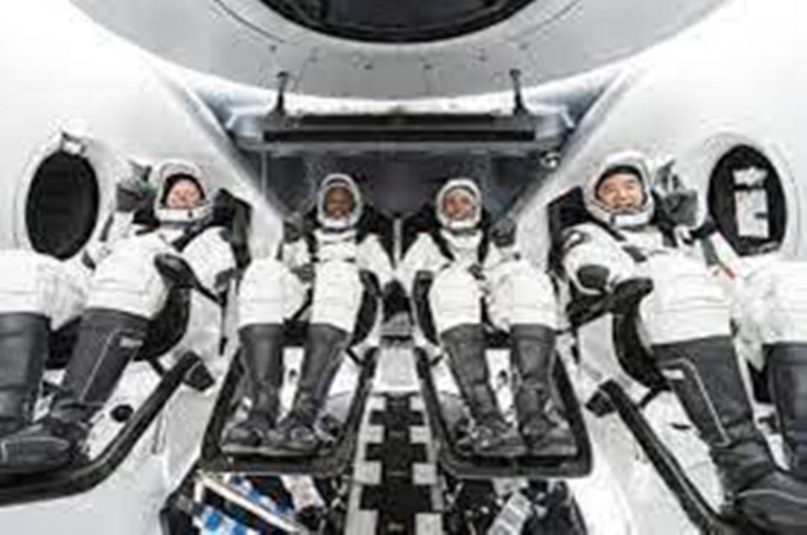 चार जना अन्तरिक्ष यात्री पृथ्वीमा सकुशल अवतरण
