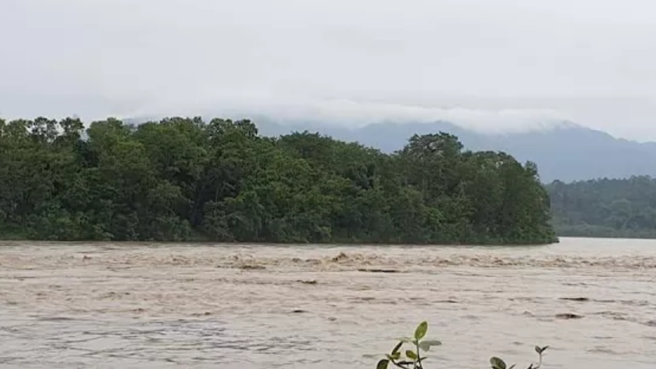 राप्ती नदीमा बाढी आएपछि बिच टापुमा ४ जना फसे, उद्धार कार्य जारी