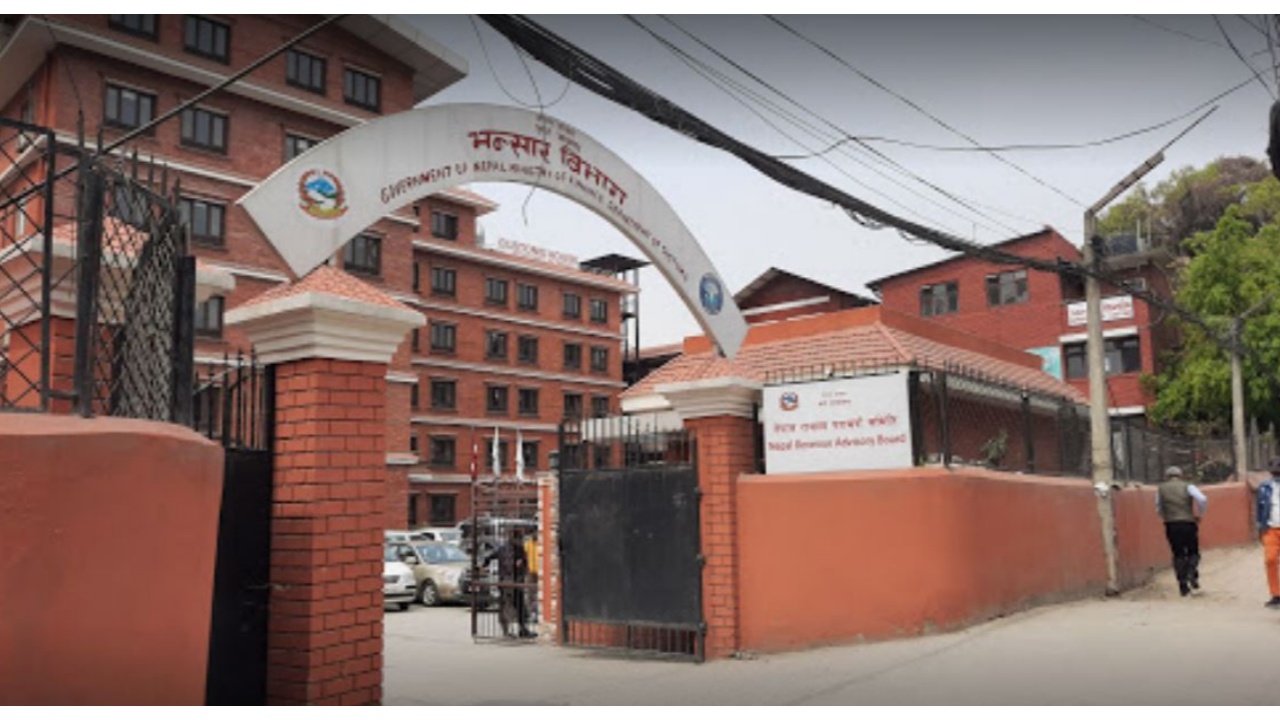 आयात बढ्दा ११ महिनामा १२ खर्ब ६२ अर्बको व्यापार घाटा