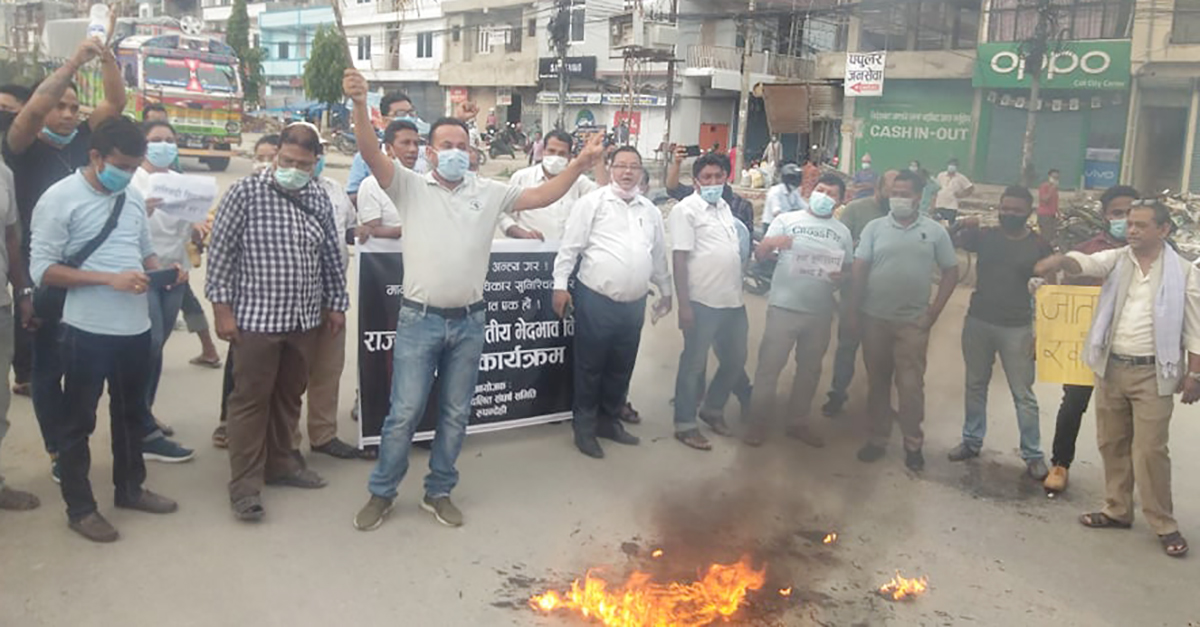 शिक्षामन्त्रीको राजीनामा माग गर्दै बुटवलमा पुत्ला दहन