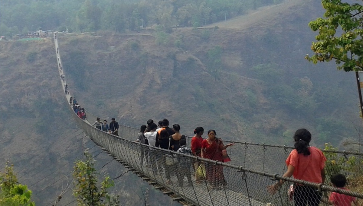 नेपालकै लामो पुलमा बढ्यो आन्तरिक पर्यटकको चहलपहल