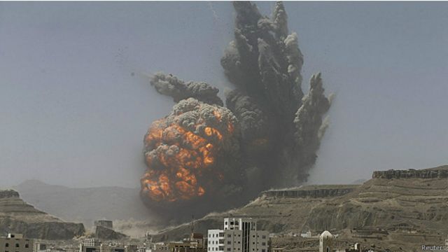 यमनी सैन्य अखडामा हमला, सरकार समर्थित ३० लडाकूको मृत्यु