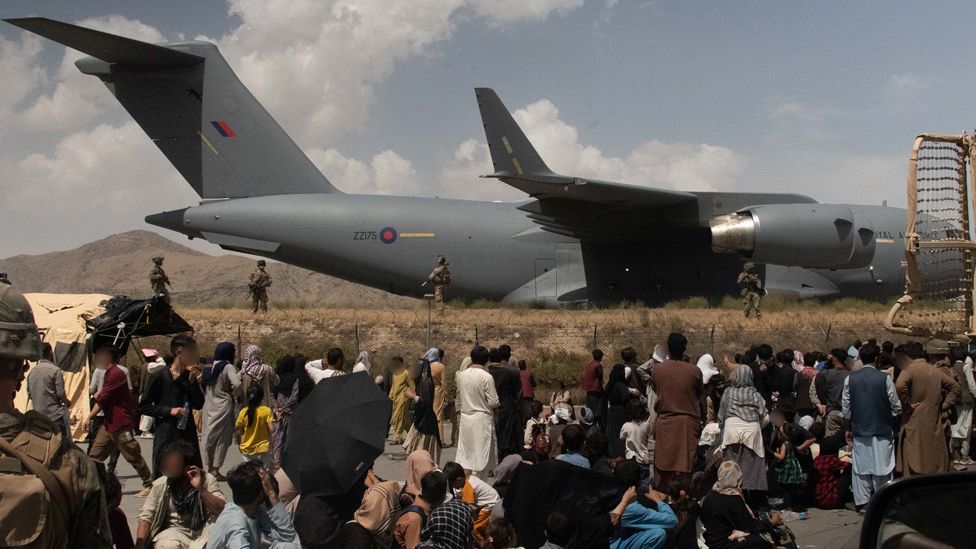 काबुल विमानस्थल बाहिर विष्फोट, विमानस्थल खालि गर्न तालिबानको चेतावनी