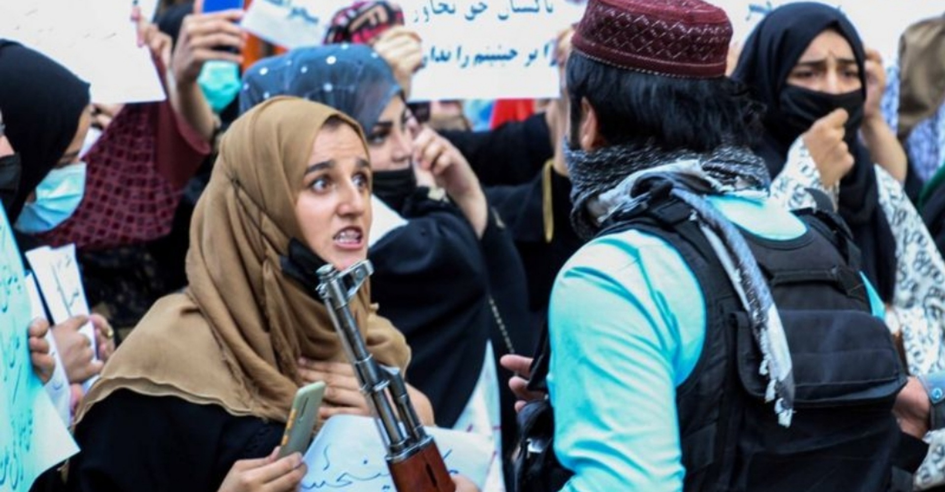 पुरुषमात्रै भएको तालिबान सरकारको विरोधमा महिलाको प्रदर्शन