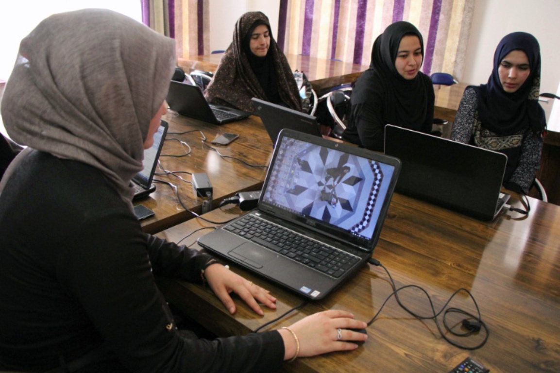 अफगानी महिलाहरू विस्तारै काममा फर्किदै