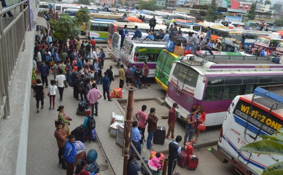 दशैँको मुखमा कष्टकर यात्रा : यस्तो अवस्थामा घर जान हतार नगरौँ