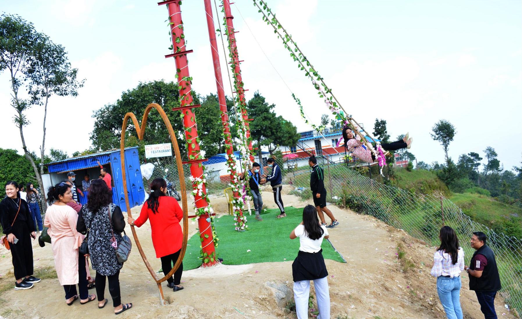 पीङ खेल्न पालो कुर्दै पर्यटक