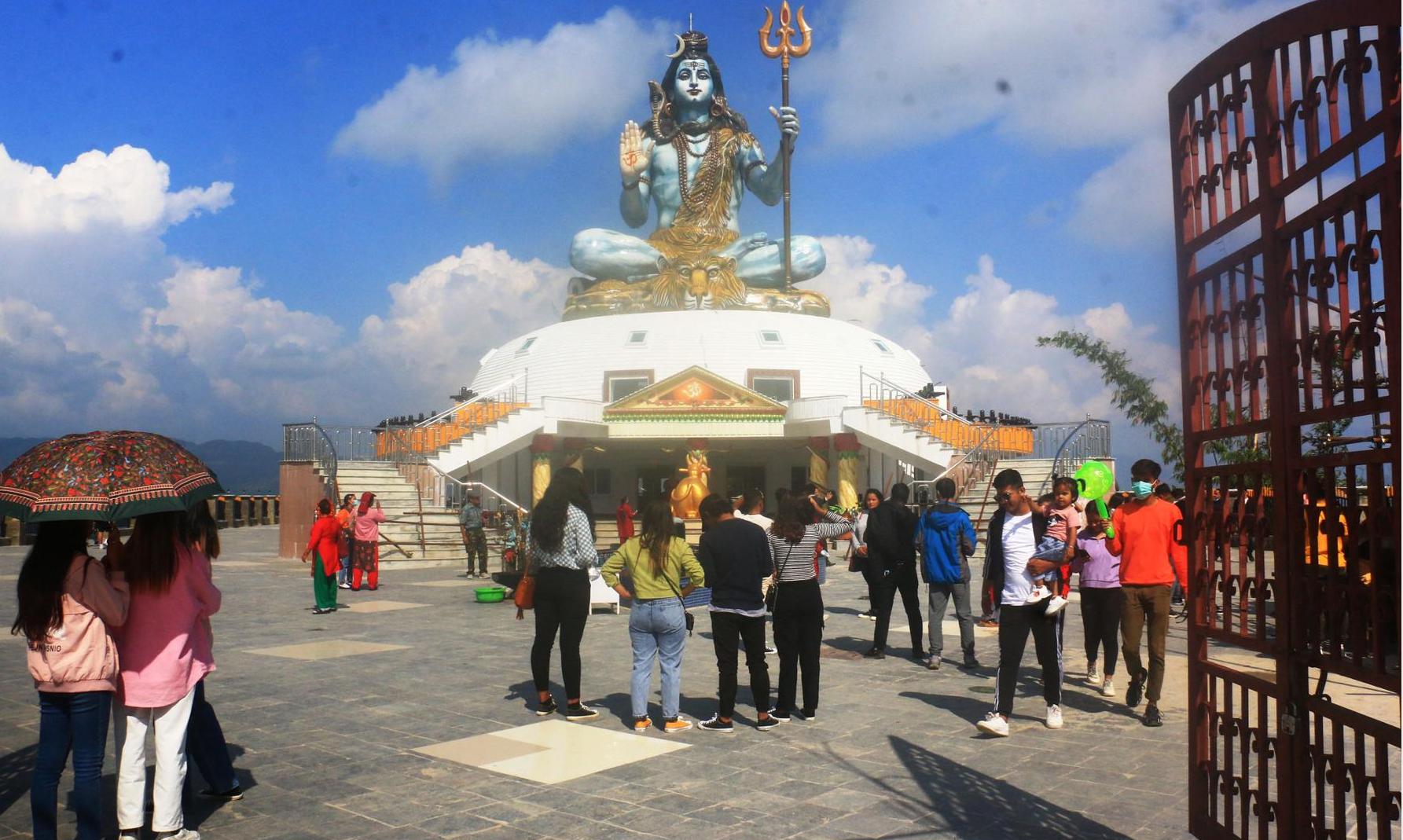 विशाल शिवमूर्ति परिसरमा देखिएका पर्यटक