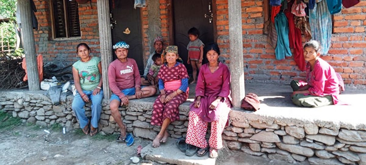 सहयोगकै भरमा दशैँ मनाउँछन् चेपाङ परिवार