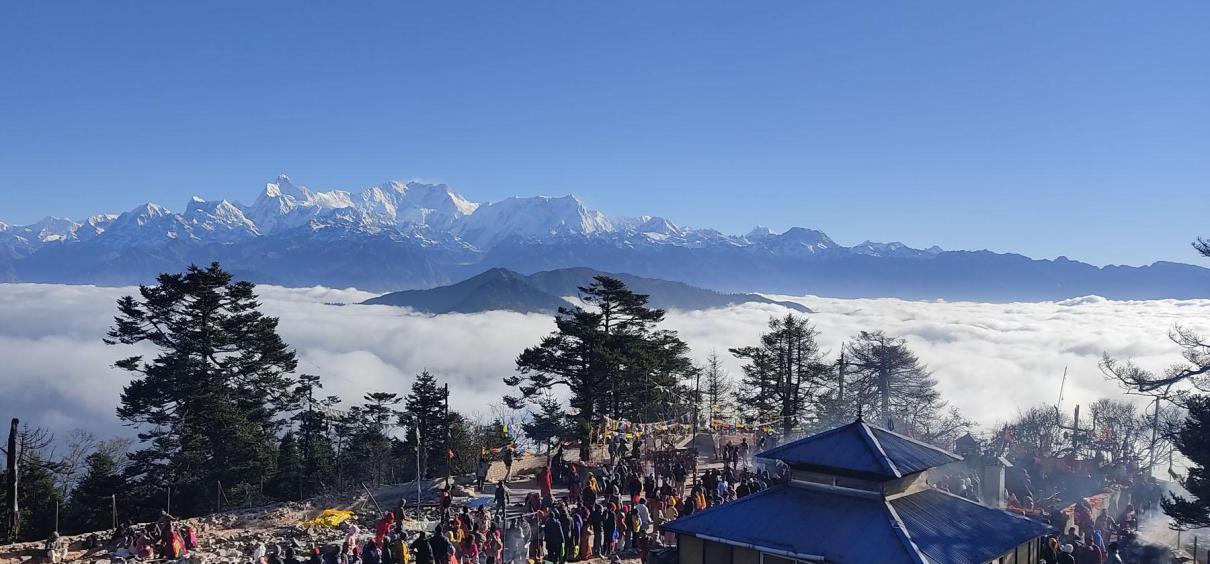 पाथीभरा मन्दिरमा दर्शन गर्न बसेका भक्तजनहरु