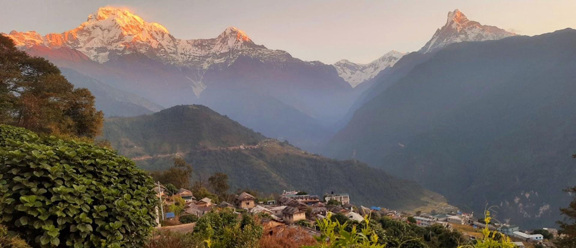 घान्द्रुकबाट देखिएको हिमशृङ्खला
