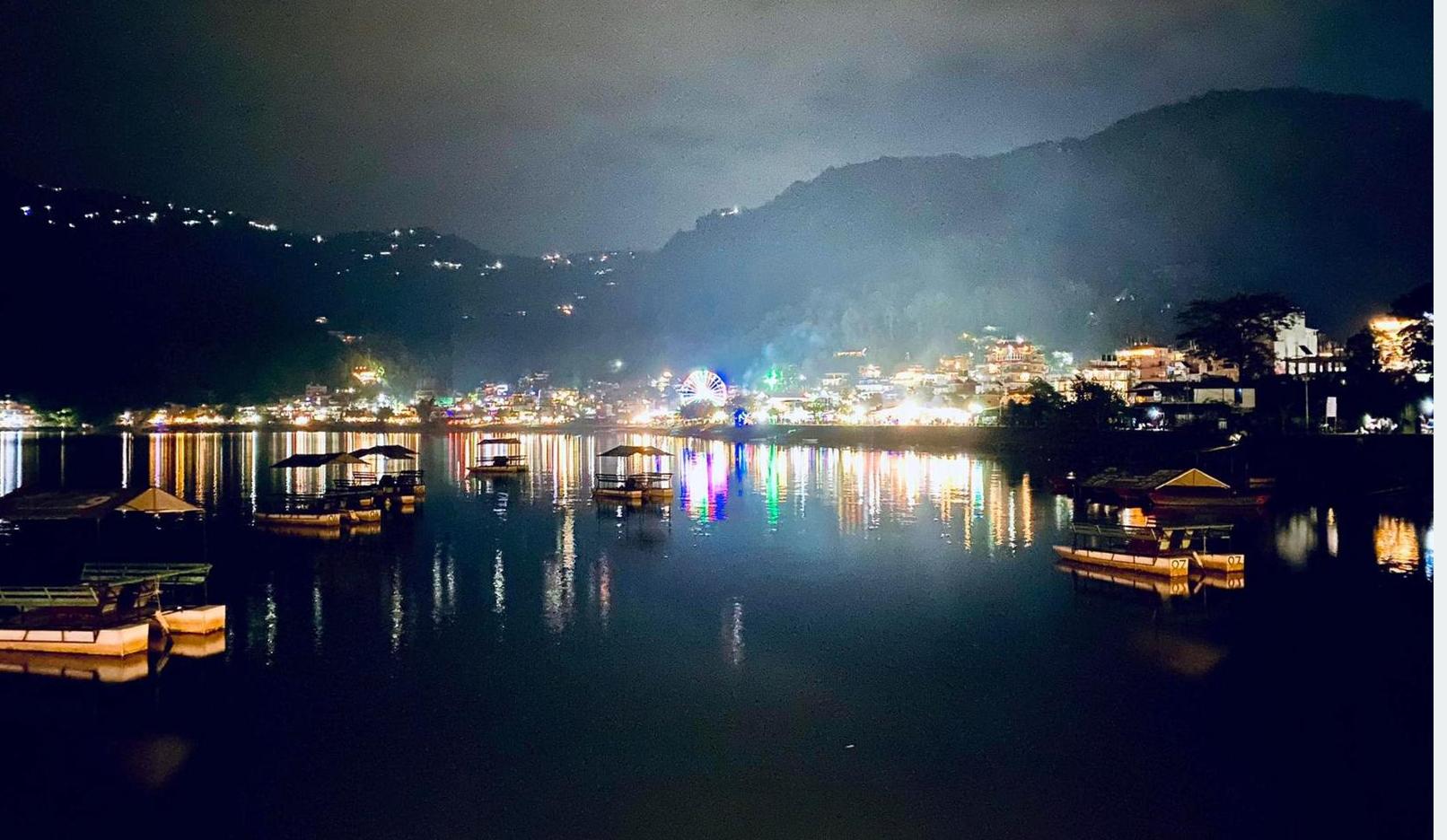 फेवातालको रात्रिकालीन दृश्य