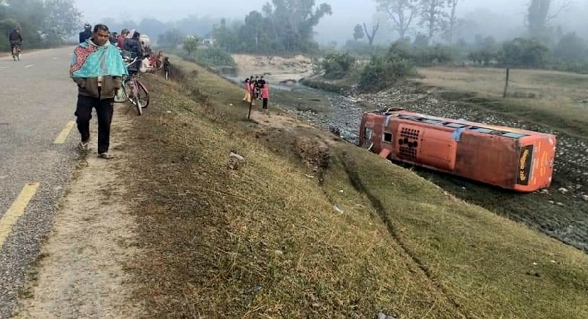 नारायणघाटबाट बुटवल हुँदै महेन्द्रनगर जाँदै गरेको बस दुर्घटना