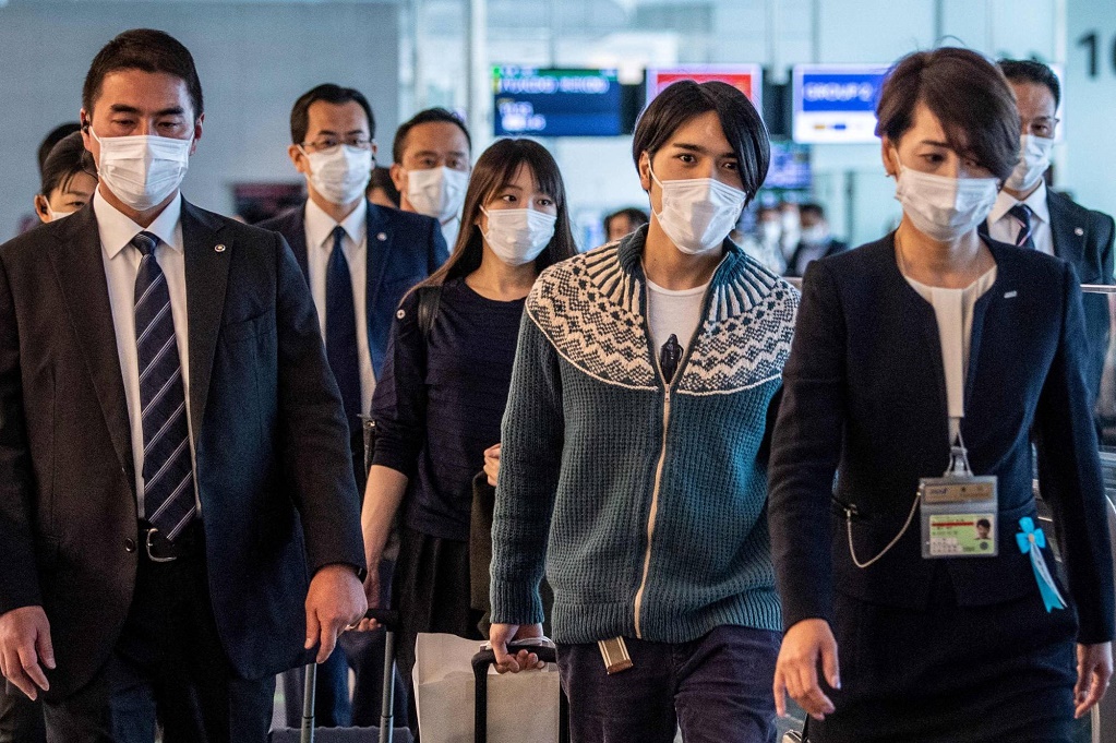 माको र कोमुरोले छोडे जापान, निवासबाट विमानस्थल पुग्दा १०० पत्रकारको पिछा
