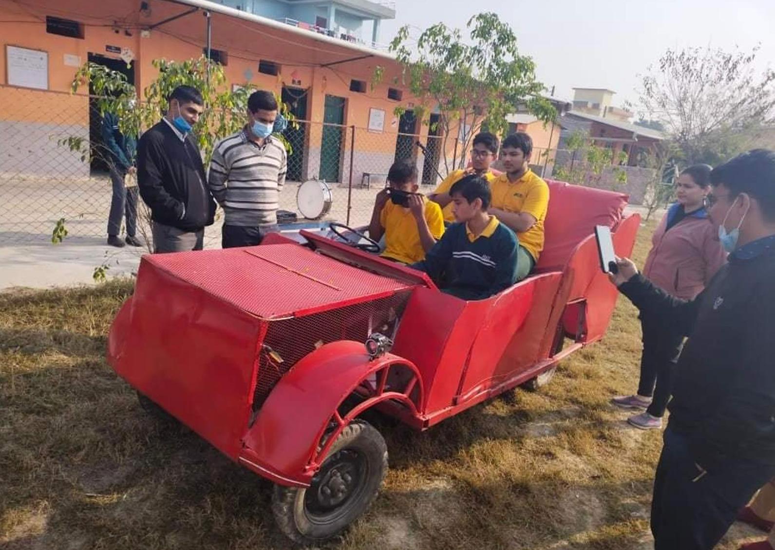 विद्यार्थीले बनाए विद्युतीय कार