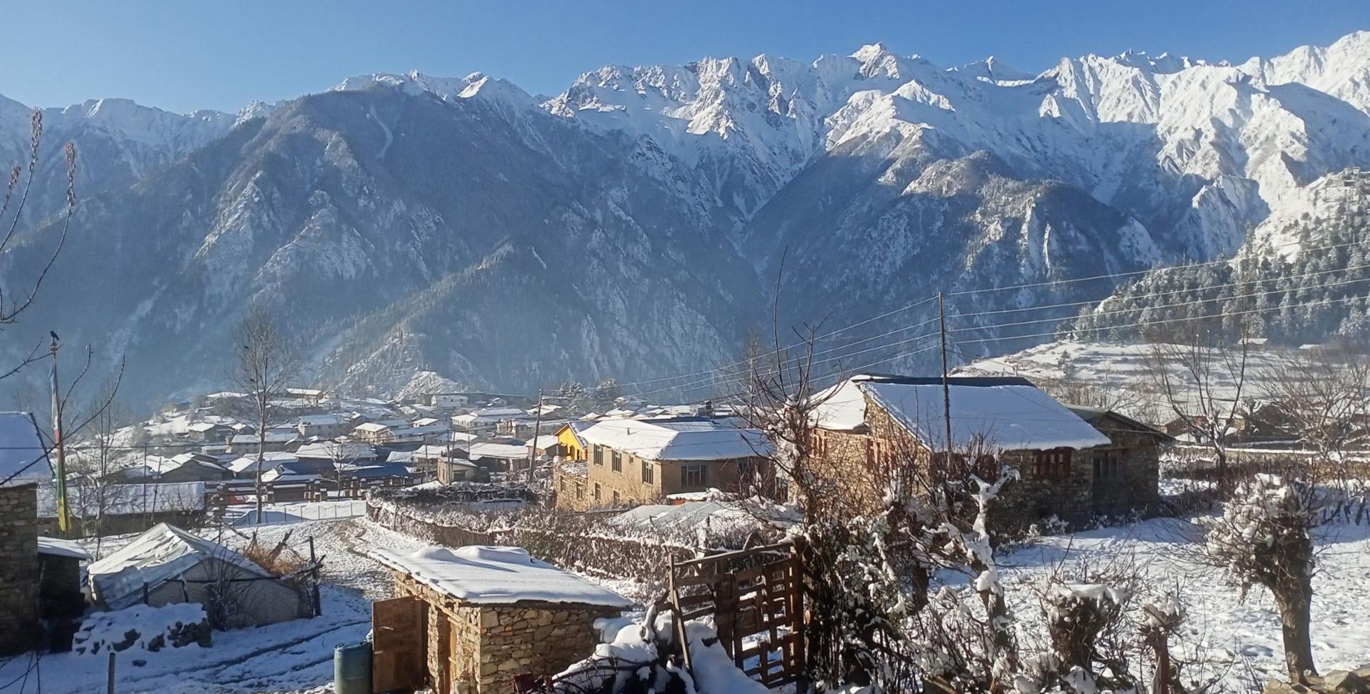 हिउँले सेताम्मे सिमकोट बजार
