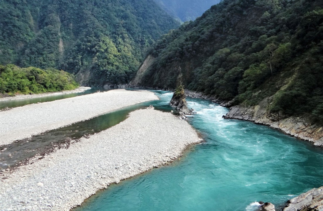 अरुण नदीमा पूजा गर्ने क्रममा एक जना बेपत्ता