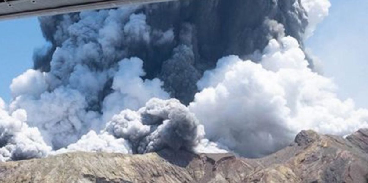 इन्डोनेसियामा ज्वालामुखी विस्फोटमा परी १४ को मृत्यु, ९ जना बेपत्ता