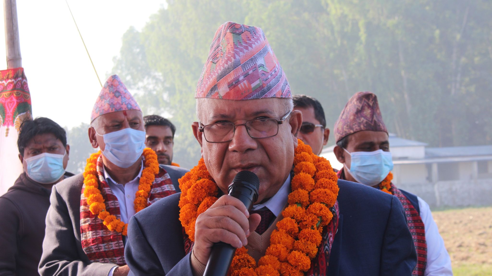 साना साना योजनामा कमिसन खान्छन् कर्मचारी: माधव नेपाल