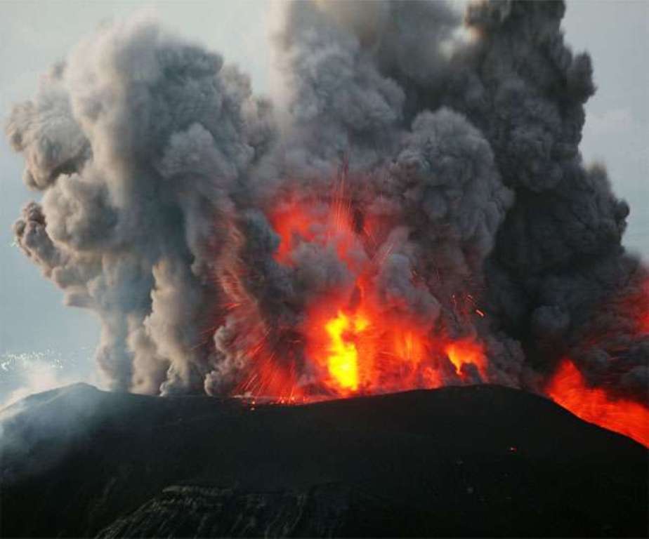 इन्डोनेसियामा ज्वालामुखी विस्फोटमा परी तेह्र जनाको मृत्यु ९८ जना घाइते