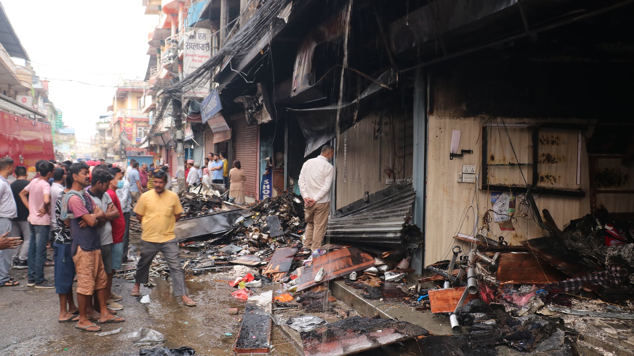 नारायणगढको चारतले भवनमा आगलागी, करोडौँको क्षति