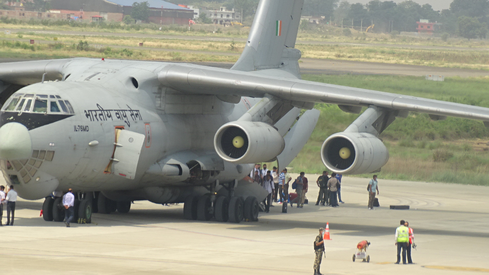गौतमबुद्ध अन्तराष्ट्रिय विमानस्थलमा भारतीय वायु सेनाको विमान (फाेटाेफिचर)