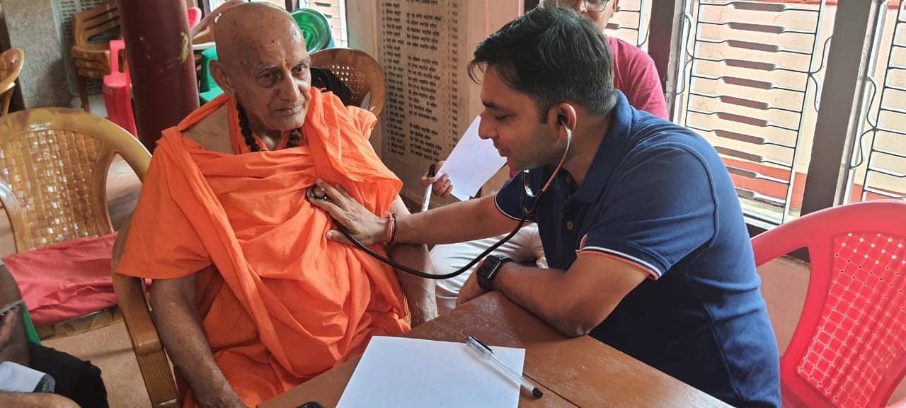 वृद्धा आश्रममा निःशुल्क स्वास्थ्य शिविर, डाक्टर पाठकद्वारा परीक्षण