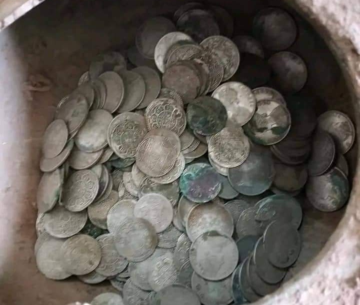 दाङमा सडक खन्दा ५३७ ऐतिहासिक सिक्का फेला