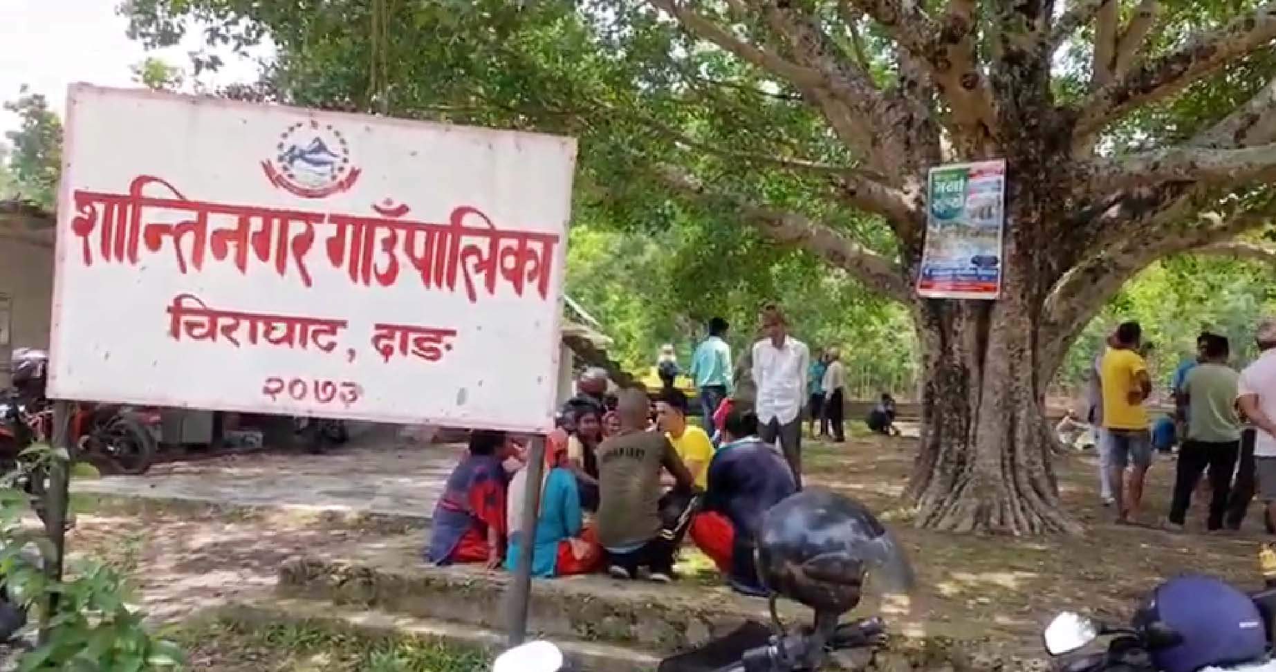 खाने पानी खोज्दै रित्तो गाग्री बोकेर गाउँपालिका कार्यालय पुगे शान्तिनगर बासी
